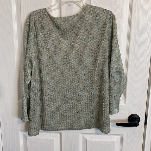 Jones New York Woman Ladies V neck top Size 2X, 100% polyester machine washable - Picture 4 of 7